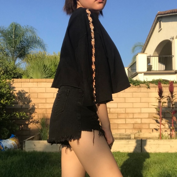 Black O-Ring Cropped Tee - Picture 2 of 5